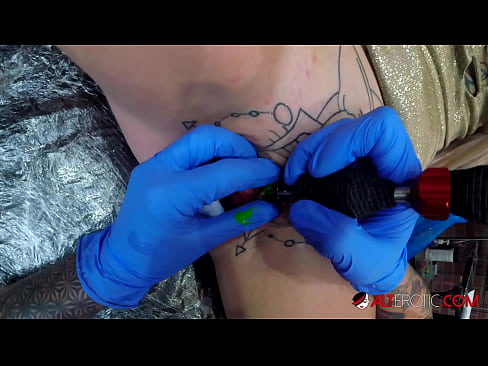 ❤️ Itin tatuiruota karšta Sully Savage gavo tatuiruotę ant savo klitorio Seksas prie lt.raceporn.ru